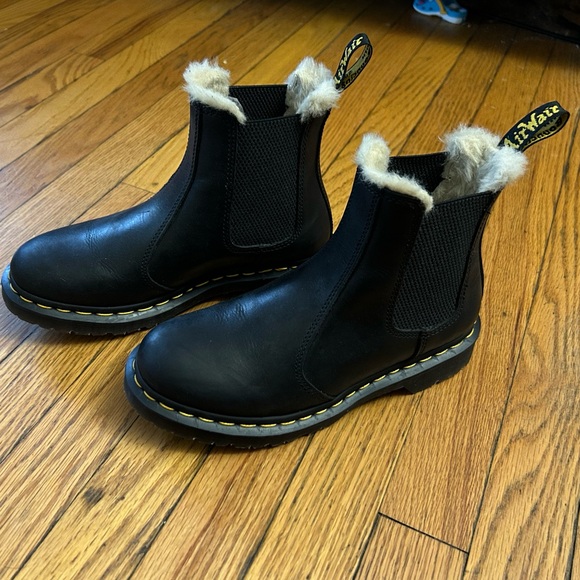 Dr.Marten’s 2976 Women’s faux fur lined Chelsea Boots - Picture 2 of 9
